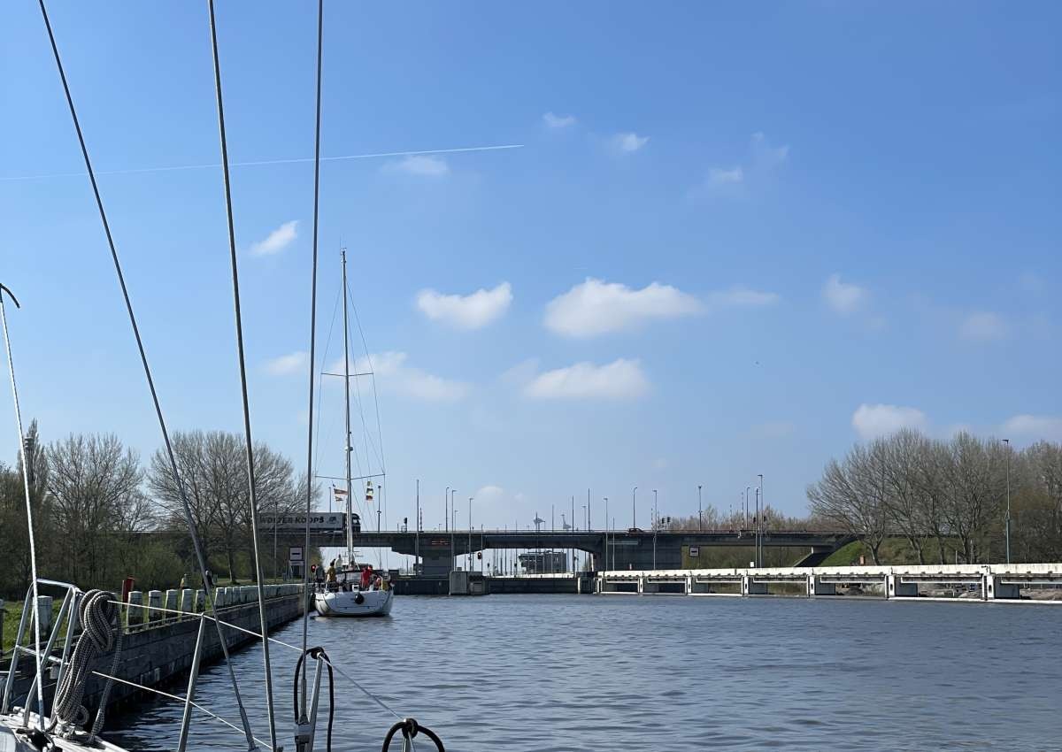 Prinses Margrietsluis, brug over benedenhoofd - Bridge in de buurt van De Fryske Marren (Lemmer)