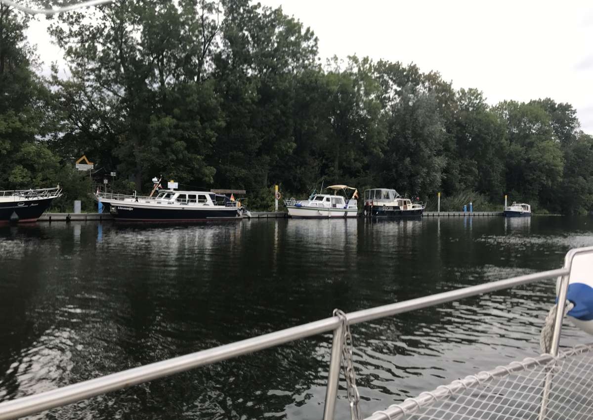 Holzbootcharter im Wassersportzentrum Alte Feuerwache - Hafen bei Brandenburg an der Havel (Ring)