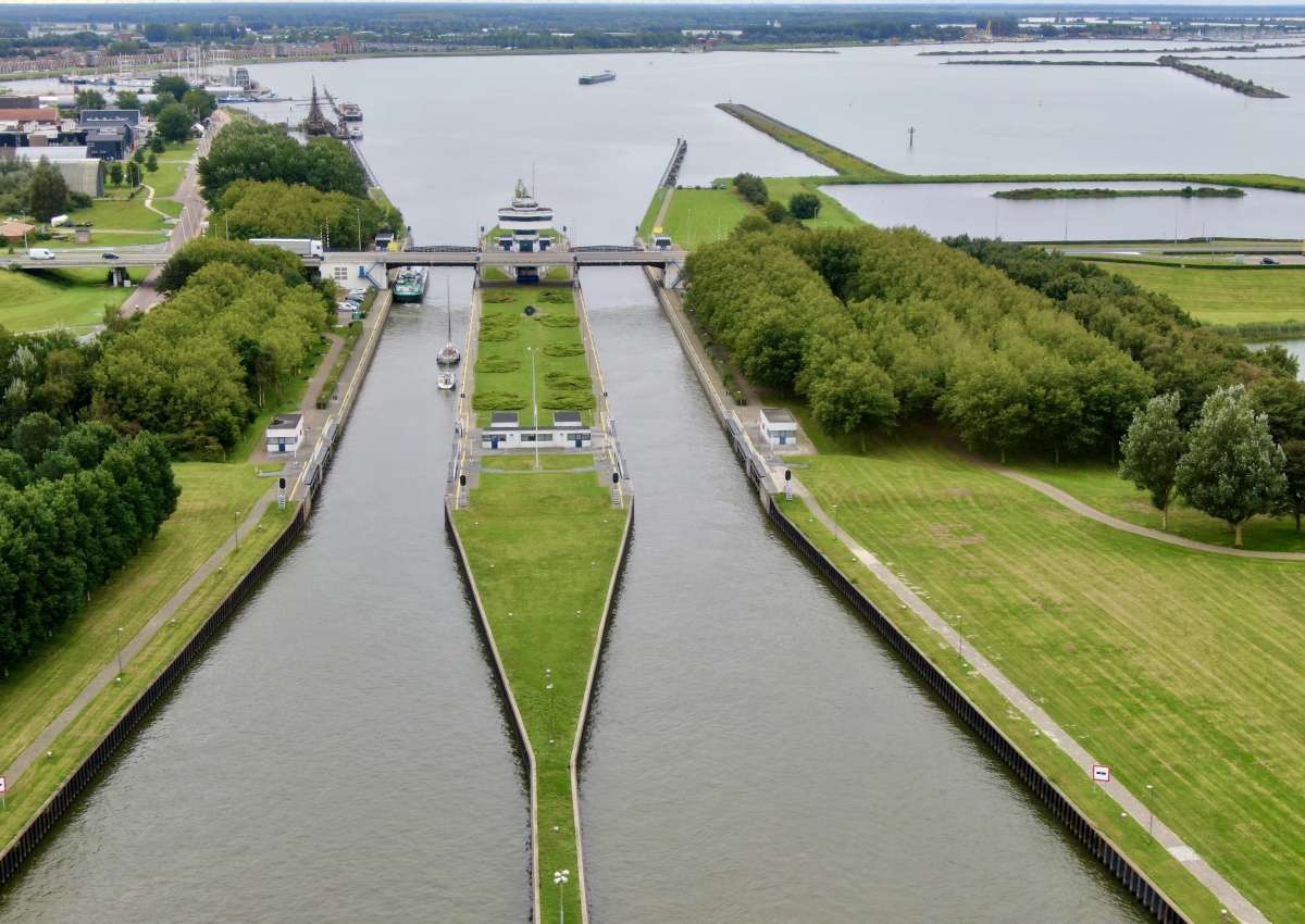 Houtribsluizen, brug over de sluis - Brücke bei Lelystad